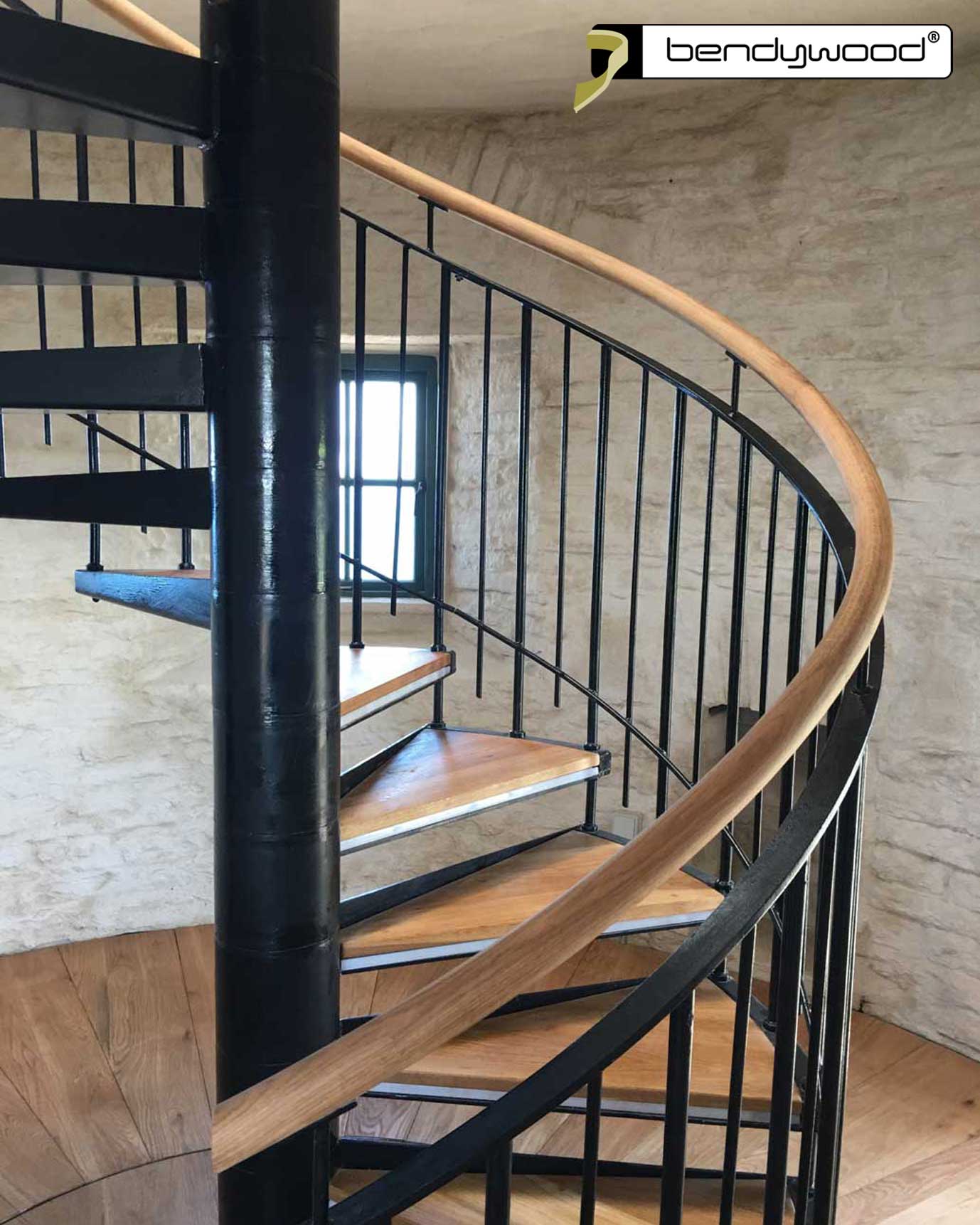 Corrimano rotondo in rovere Bendywood® per una scala a chiocciola con raggio = 80 cm