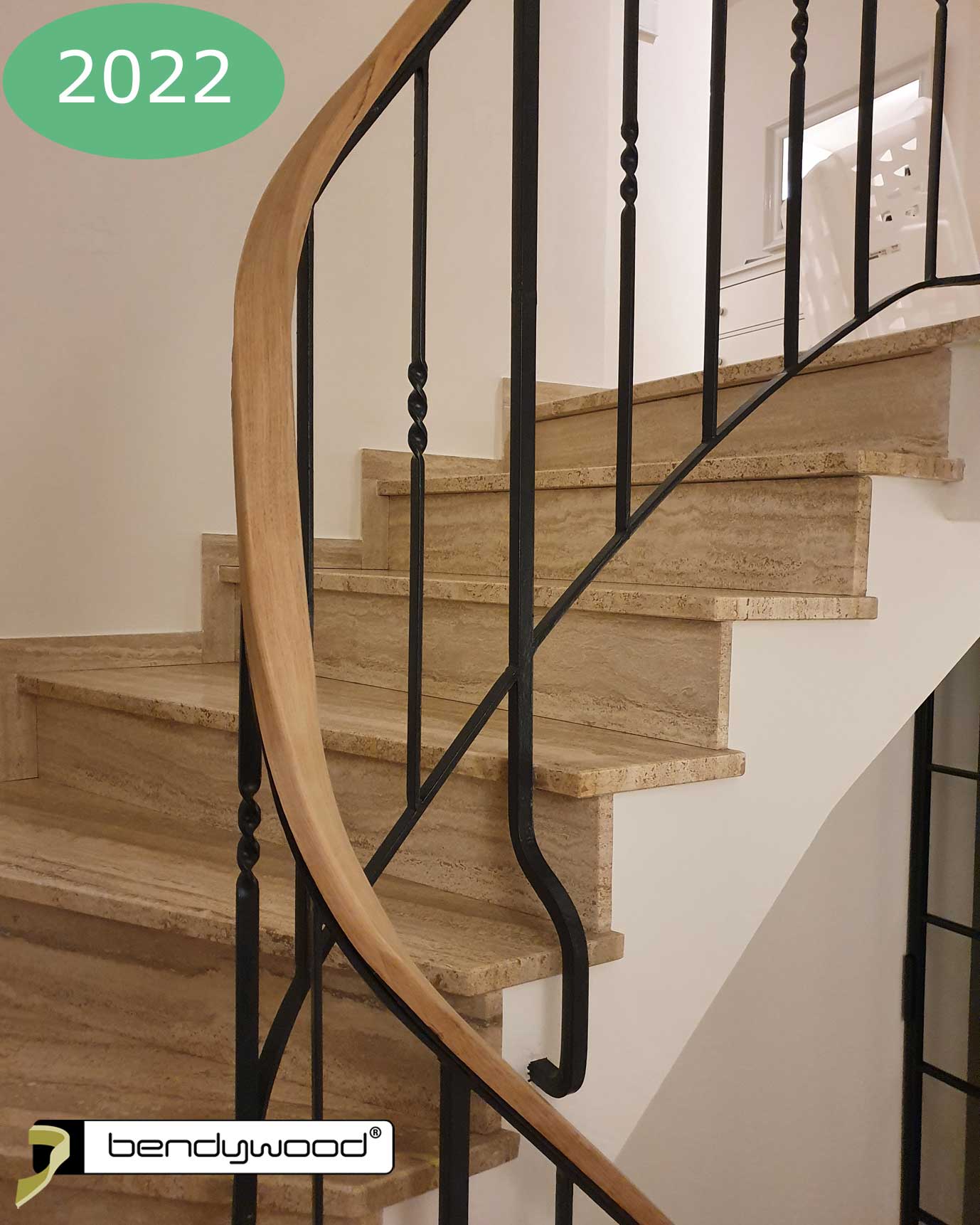 Corrimano di ricambio in legno pieghevole Bendywood® su piattino di ferro di una scala curva