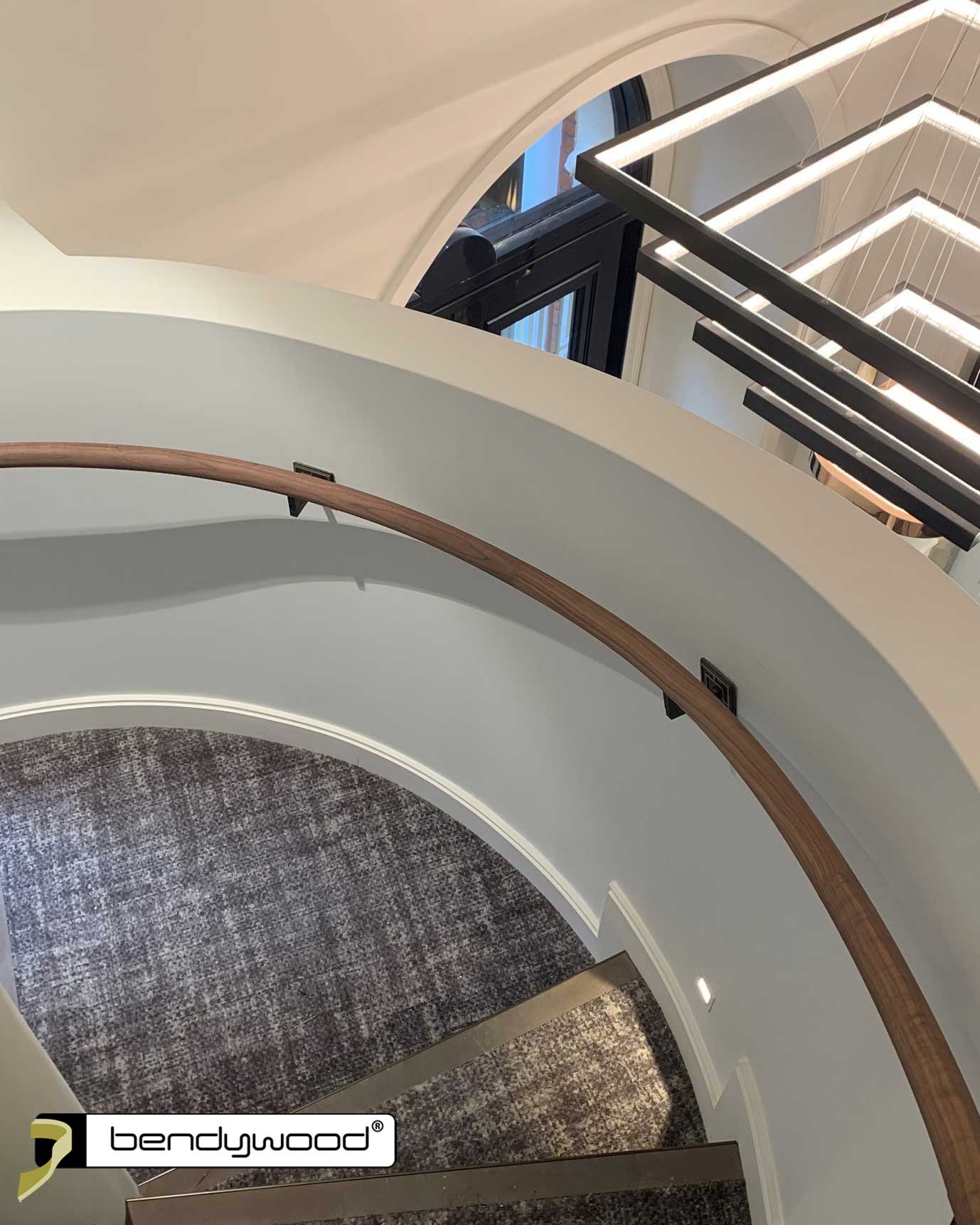Corrimano rotondi ø40 mm in noce americano Bendywood® per una scala curva